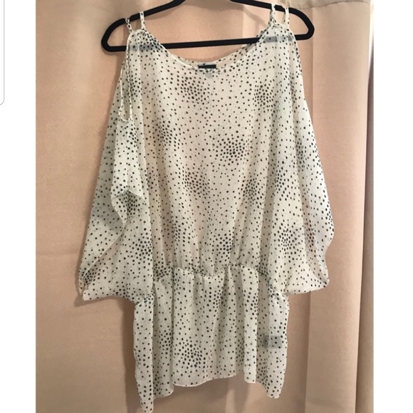 ⬇⬇ Torrid PLUS 3x Cold Shoulder Chiffon Blouse - Picture 3 of 8